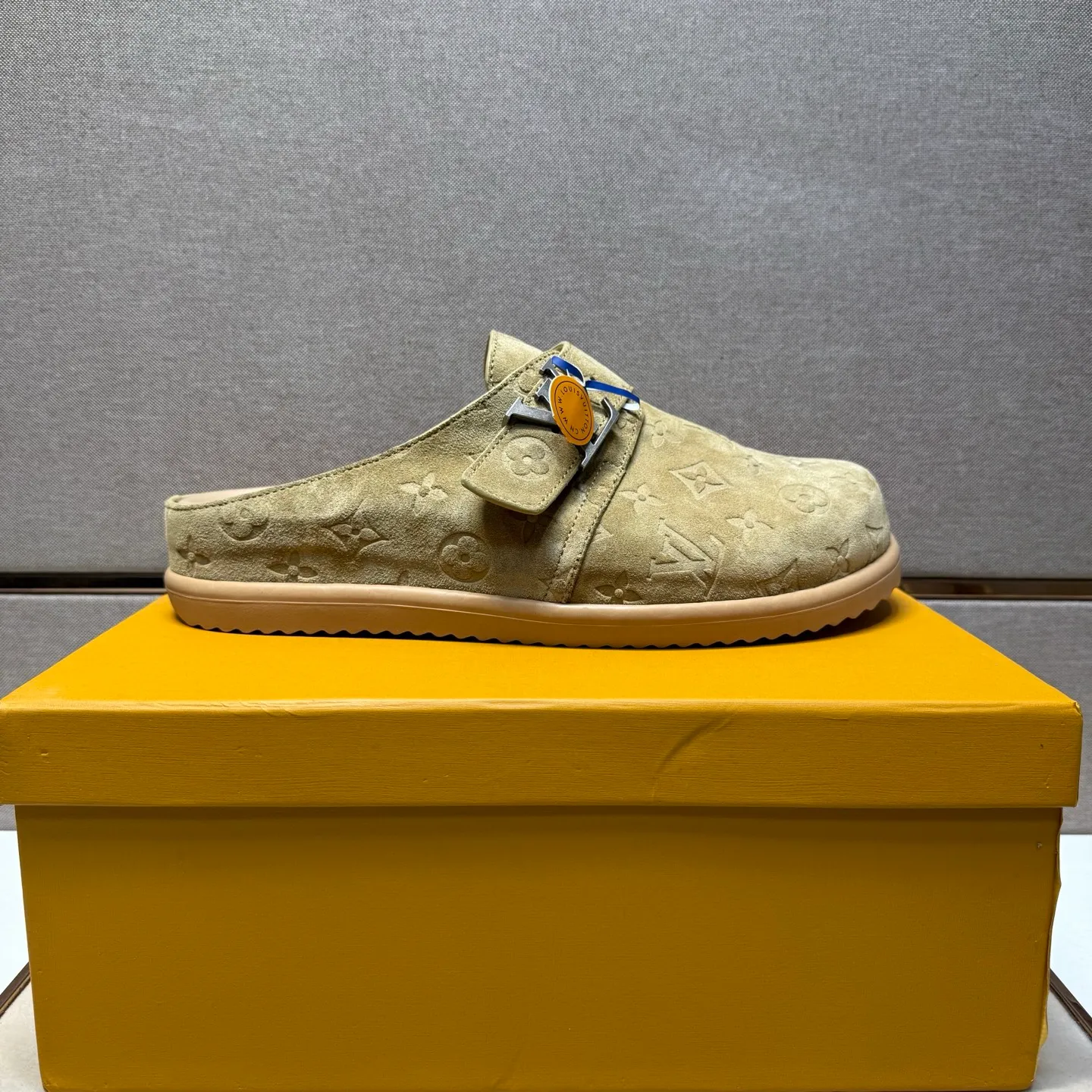Men's men's shoes 💰pp540 [LV～] Men's casual half slippers 2025z cabinet sales simultaneously 🔶Size: 39-44 #️⃣ 🔷4 colors🔜The upper is made of multi-material splicing ➕Genuine leather lining, comfortable and breathable, sole: original comfortable and wear-resistant outsole, ⚠️Real thing📱Photographed🎬The real thing is better📢📢📢